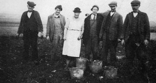 Potato pickers, Manor Farm, Upper Milton, 1940.