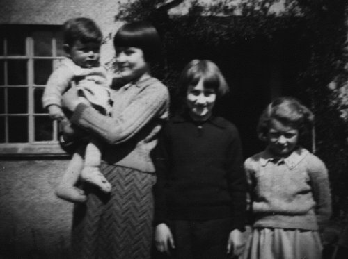 Valerie Davis (R ), with Mary Barnes holding Raymond, and another evacuee, Olive Barker. (1940)